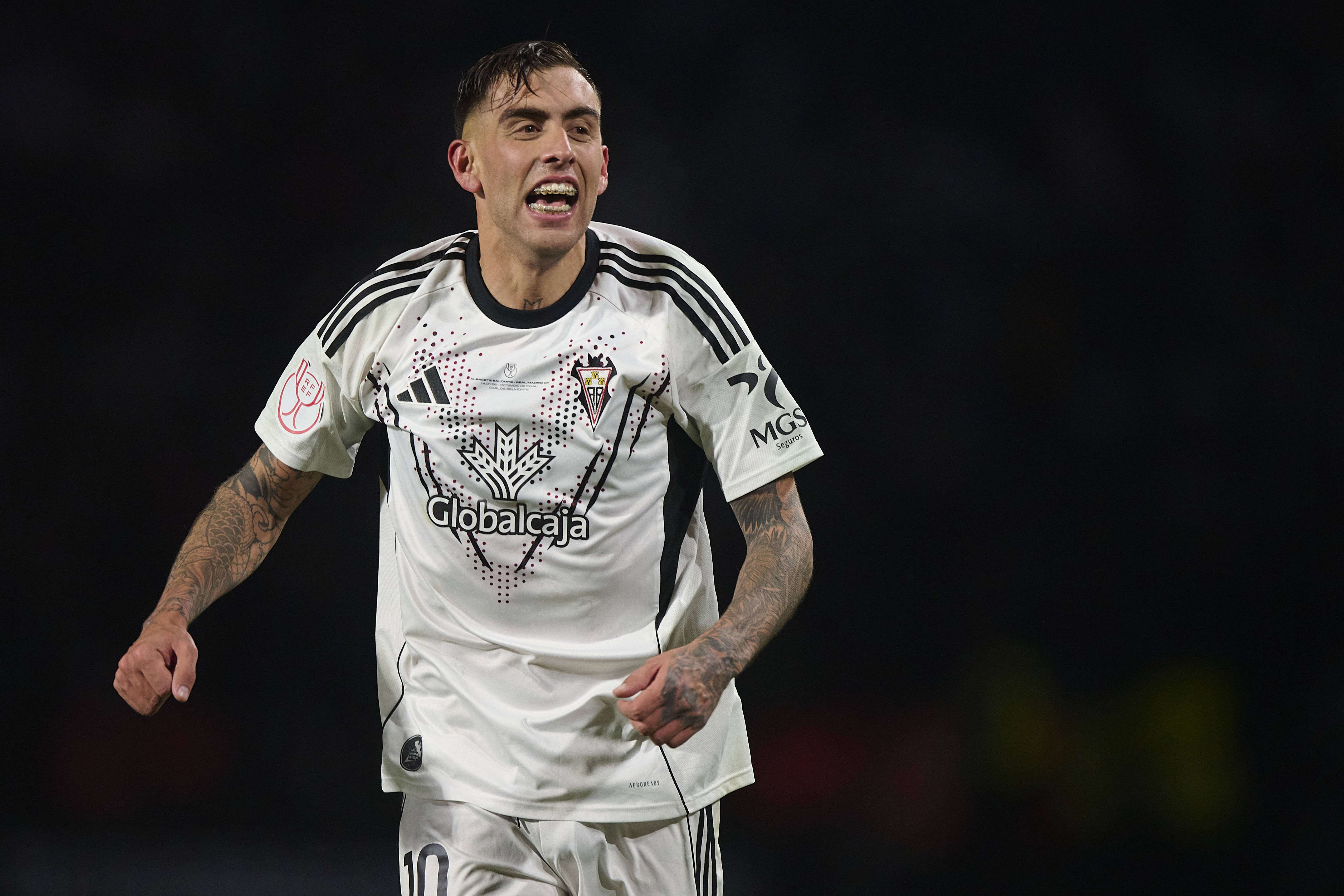  今晚皇家马德里调整名单以备国王杯法兰克福关键时刻防线松动，媒体一致点评：姆巴佩在曼联比赛中战术调整