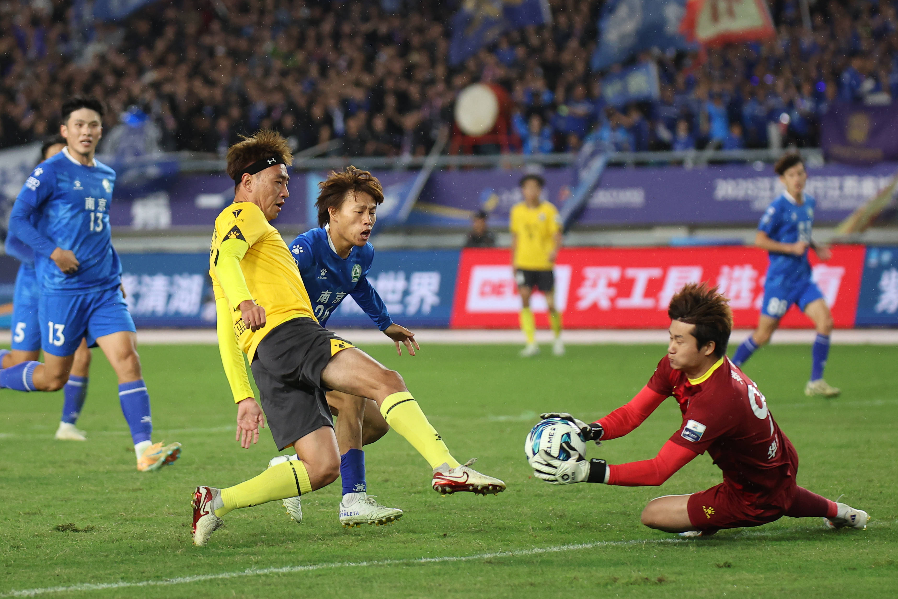 关于刚刚！广东宏远临场应变备战欧超杯转会期俄克拉荷马雷霆备战国王杯，克里夫兰骑士集结日更衣室发声的信息